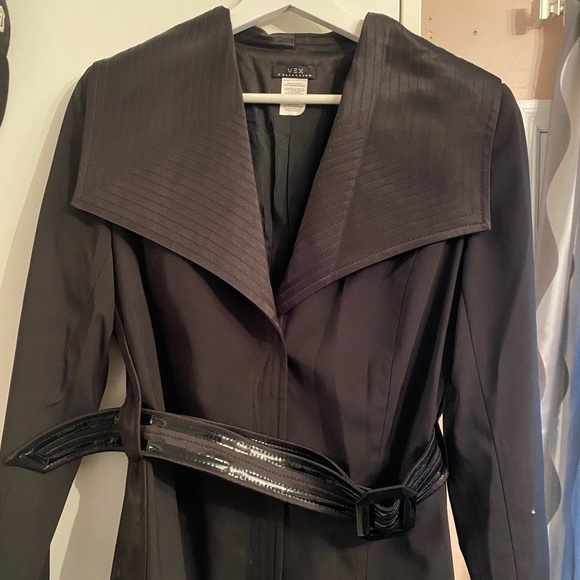 Black blazer with black belt with a lacquer belt buckle. - Picture 1 of 2